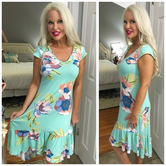 Dresses & Skirts - LAST 1! 💕Stunning Mint Floral Cap Sleeve Dress!